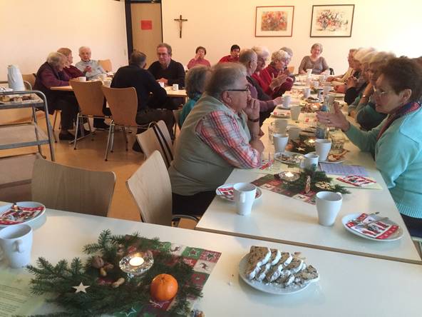 Kaffeerunde des Altennachmittags im Advent 2015